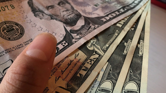 Dollar Scheine Finanzberater in Karlsruhe Baidenger Finanzberatung GmbH