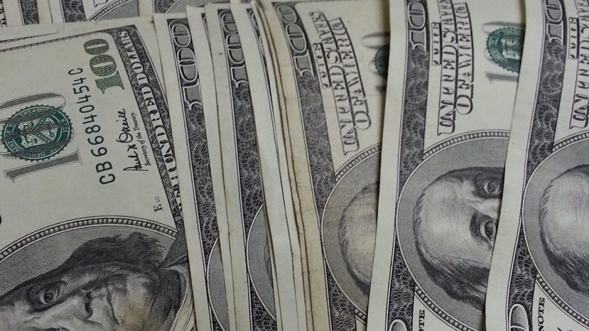 US Dollar Stapel Finanzberater in Karlsruhe Baidenger Finanzberatung GmbH